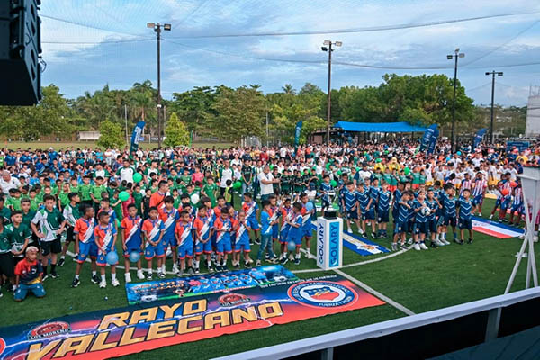 Niños de diferentes departamentos de Colombia en la inauguración de la Copa ‘Esperanzas del Sinú’.