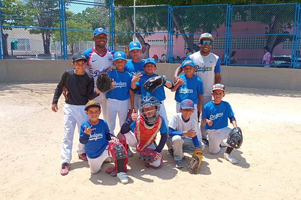 Club formativo de béisbol ‘Dodgers’ de Santa Marta en compañía de sus entrenadores en la ciudad de Barranquilla. 
