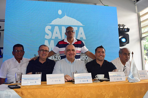 César Augusto Corbacho, homenajeado del evento en compañía Carlos Pinedo Cuello, Alcalde de la Ciudad de Santa Marta; Hideraldo Espinosa Viloria, Director del Inred; Javier Hernández Bonnet, director de Caracol deportes; Michel Torres, artista local; Cipriano López, Director de radio Magdalena.