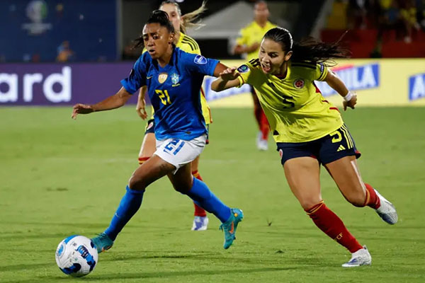 Jugadoras de las selecciones Colombia y Brasil, enfrentándose en la final de la pasada edición de la Copa América.