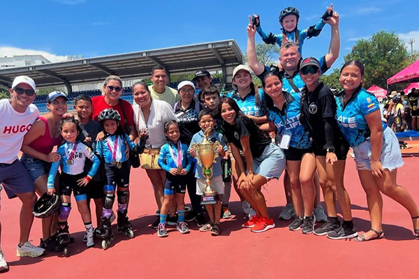 Las niñas del Club SkateLife de Patinaje en compañía de sus entrenadoras y padres de familia en entrenamiento y presentación de las medallas y el trofeo de campeonas panamericanas.