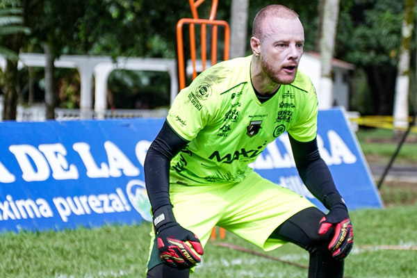 Miguel Ortega, arquero del Club Llaneros que se demoró más de ocho segundos reteniendo el balón y el árbitro cobró tiro de esquina en su contra. Foto Club Llaneros F.C.