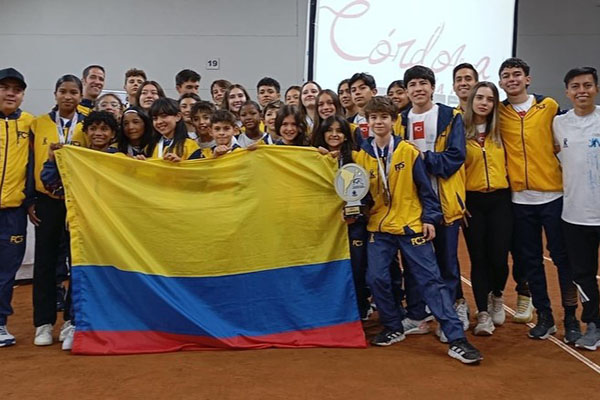 Selección Colombiana juvenil de Squash, quienes se coronaron como Campeones del Sudamericano en Ecuador. Foto Comité Olímpico Colombiano