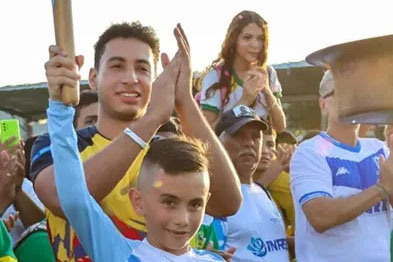 Santiago Vasco, campeón del mundo de bicicross con la llama olímpica en un anterior desfile inaugural de Juegos Intercolegiados. Foto Alcaldía de Santa Marta