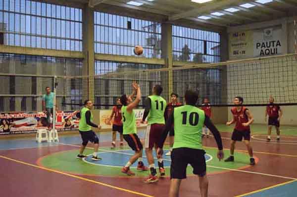 Jugadores de voleibol disputando un partido en un torneo realizado anteriormente en Santa Marta.