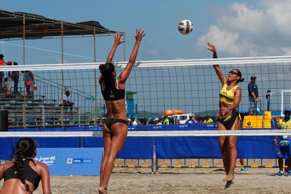 Deportistas de la disciplina de Voleibol playa disputando un partido en una playa de Santa Marta. Foto archivo 