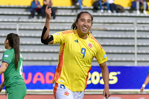 Mayra Ramírez, delantera de la selección Colombia y del Chelsea de Inglaterra, celebrando uno de los goles anotados ante Bolivia. 
