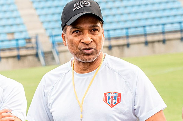 Después de las declaraciones entregadas a la prensa local por Eduardo Dávila, máximo accionista del cuadro samario, en las que expresó que, “los jugadores no trabajan Alexis se equivoco en la contratación de algunos”, el actual DT del equipo, dejaría la dirección por los malos resultados del equipo y por no estar de acuerdo con Dávila y expresó que, “no es posible traerlos jugadores que quisieramos, por que las condiciones económicas del equipo no lo permiten”.  