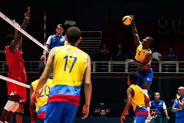 Selección Colombia de Voleibol disputando un partido en la fase de grupos del torneo. Foto Confederación Sudamericana de Voleibol.