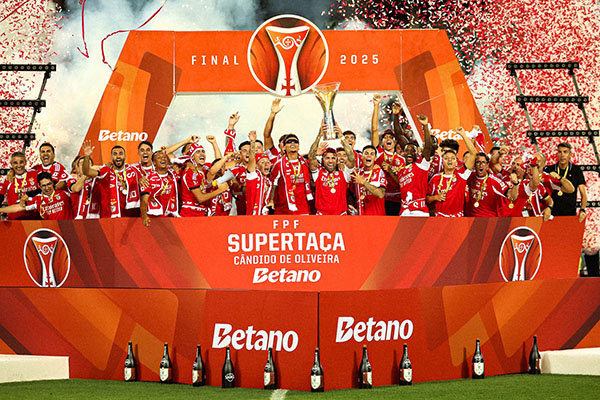 Richard Ríos, volante de contención del Benfica de Portugal y de la selección Colombia de mayores en medio de la celebración del título de Campeón con el Benfica. Foto Benfica redes sociales