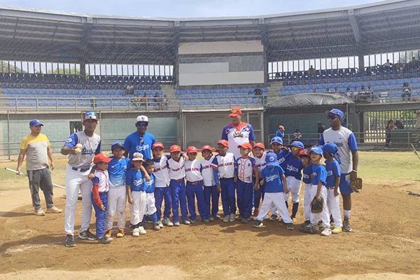Niños pertenecientes a la escuela ‘Dodgers’ de Santa Marta con sus entrenadores antes de iniciar uno de los partidos del torneo.