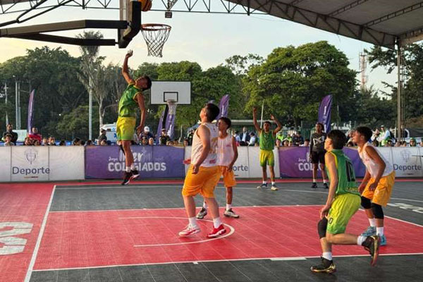 Jóvenes disputando un partido de baloncesto en medio de los juegos Intercolegiados nacionales del año inmediatamente anterior. Foto Mindeporte