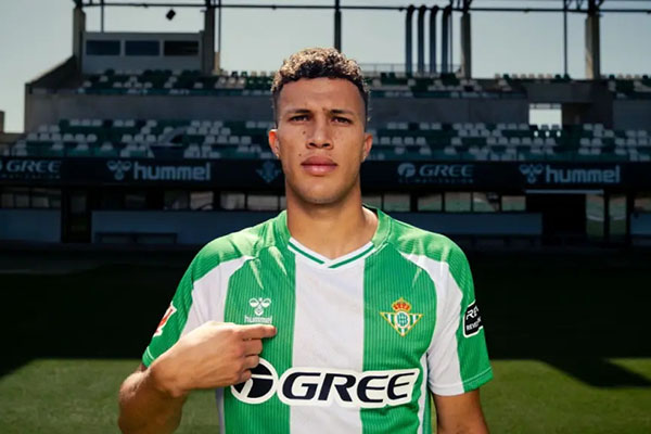 Nelson Deossa, jugador colombiano que es la nueva contratación del Real Betis de España para la presente temporada. Foto @RealBetis en X