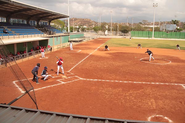 Jugadores de Sóftbol categoría plus 40 en la ciudad de Santa Marta disputando el torneo departamental. Foto Alcaldía distrital
