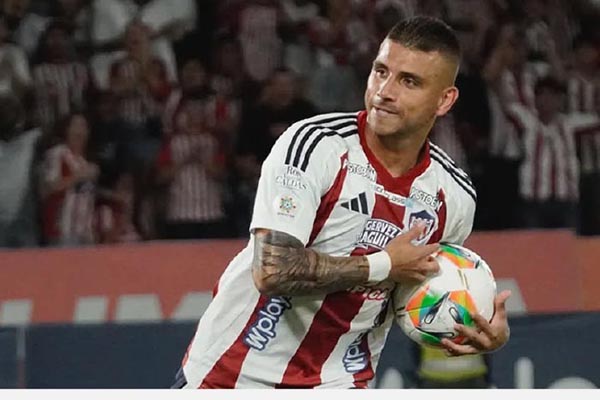 Junior mantiene su posición de privilegio en la Liga BetPlay con cuatro puntos de ventaja sobre Tolima y Medellín, que comparten la segunda casilla con 13 unidades, mientras Nacional los sigue con 12. Llaneros, Fortaleza y Pereira suman 11 puntos, Envigado se ubica en la octava posición con 9 unidades, y Unión Magdalena se mantiene en la casilla 17. Con este rendimiento, el equipo barranquillero refuerza sus aspiraciones de quedarse con el primer lugar en la fase regular del torneo. Foto Junior Club en Facebook