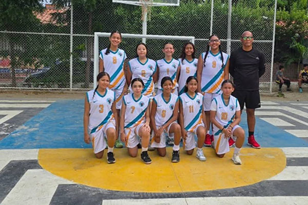 Equipo femenino del Colegio Agustín Nieto Caballero, dirigidas por Juan Carlos Deluque, quienes por primera vez logran llegar a una final de unos Juegos Intercolegiados. Foto Cortesía Agustín Nieto Caballero