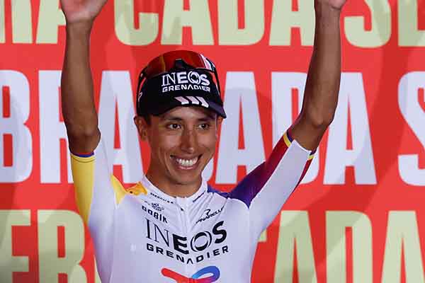 El ciclista colombiano del Ineos Egan Bernal durante la presentación, este jueves, de la Vuelta Ciclista a España que comienza el sábado desde Turín (Italia). EFE/ Javier Lizón