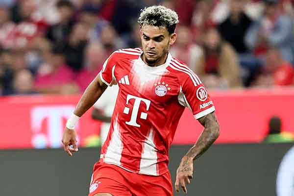 Luis Díaz de Múnich en acción durante el partido de fútbol de la Bundesliga alemana entre el FC Bayern Múnich y el RB Leipzig en Múnich, Alemania, el 22 de agosto de 2025. (Alemania) EFE/EPA/Ronald Wittek.
