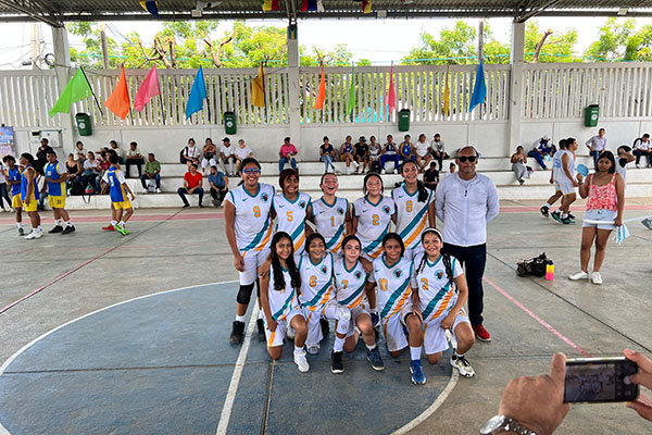 Equipo femenino del Colegio Agustín Nieto Caballero, dirigidas por Juan Carlos Deluque, quienes por primera vez logran llegar a una final de unos Juegos Intercolegiados. Foto Cortesía Agustín Nieto Caballero