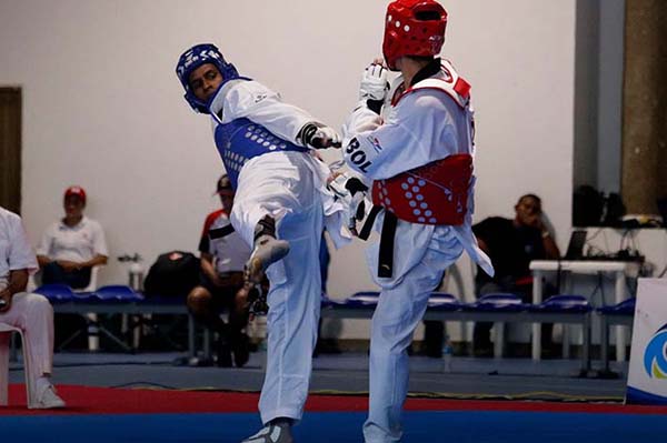 Taekwondistas en una pelea disputada en un campeonato nacional realizado anteriormente en Santa Marta. Foto archivo EL INFORMADOR  