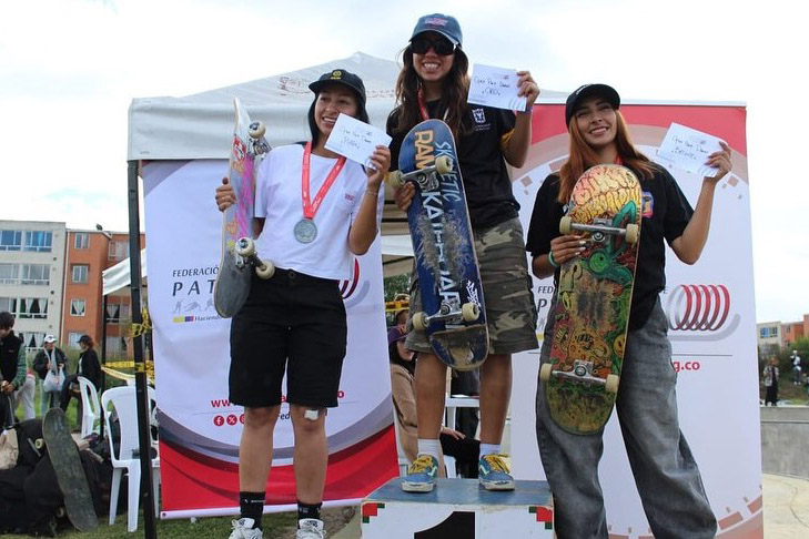 Ana María Rendón, Susana Acevedo y Mee Ling Piarazán, Campeona, Subcampeona y tercer lugar, respectivamente, del Segundo Torneo Nacional de Skateboarding. Foto Federación Colombiana de Patinaje