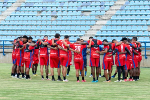 Jugadores del Unión Magdalena realizando una oración en el entrenamiento previo al viaje hacia Tunja. Foto Unión Magdalena en Facebook