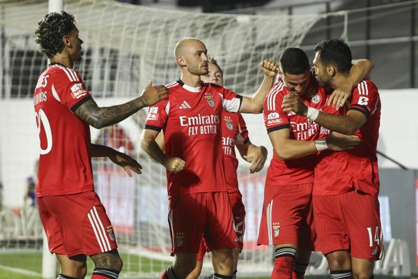 El jugador del Benfica Vangelis Pavlidis con sus compañeros tras marcar el 0-1 durante el partido de fútbol de la Primera Liga portuguesa entre el Estrela da Amadora y el SL Benfica en Amadora (Portugal), 16 de agosto de 2025. EFE/EPA/MIGUEL A. LOPES