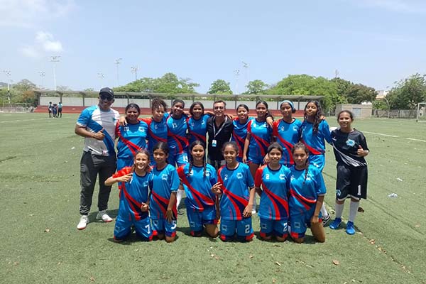 Selección prejuvenil de futbol femenino del Colegio Aluna, quienes se coronaron como Campeonas de los actuales Juegos Intercolegiados Distritales. Foto cortesía Colegio Aluna Selección prejuvenil de futbol femenino del Colegio Aluna, quienes se coronaron como Campeonas de los actuales Juegos Intercolegiados Distritales. Foto cortesía Colegio Aluna