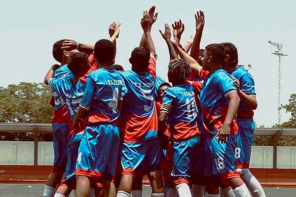 Selección prejuvenil de futbol masculino del Colegio Aluna, celebrando haberse coronado como Campeones de los actuales Juegos Intercolegiados Distritales. Foto cortesía Colegio Aluna