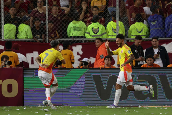 Luis Javier Suárez (d) y Luis Díaz de Colombia celebran un gol este martes, en un partido por las eliminatorias a la Copa Mundial 2026 entre Venezuela y Colombia en el estadio Monumental de Maturín, en Maturín (Venezuela). EFE/ Ronald Peña