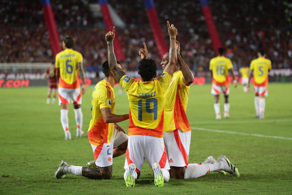 Jugadores de Colombia celebran un gol este martes, en un partido por las eliminatorias a la Copa Mundial 2026 entre Venezuela y Colombia en el estadio Monumental de Maturín, en Maturín (Venezuela). EFE/ Ronald Peña R