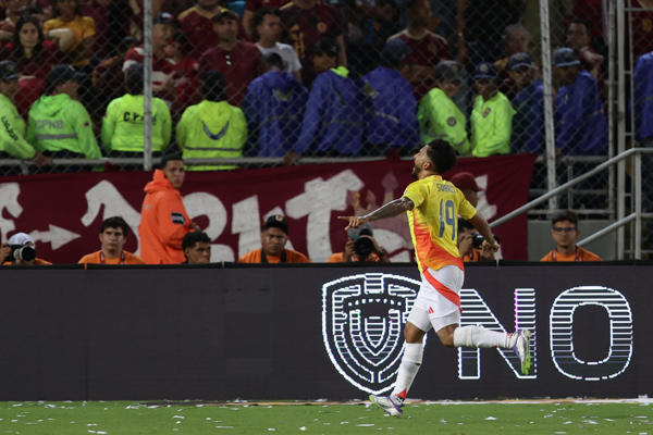 Luis Javier Suárez de Colombia celebra un gol este martes, en un partido por las eliminatorias a la Copa Mundial 2026 entre Venezuela y Colombia en el estadio Monumental de Maturín, en Maturín (Venezuela). EFE/ Ronald Peña R