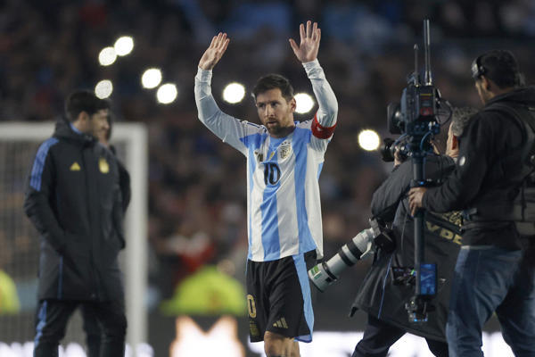 Lionel Messi de Argentina reacciona este jueves, en un partido por las eliminatorias a la Copa Mundial 2026 entre Argentina y Venezuela en el estadio Monumental en Buenos Aires (Argentina). EFE/ Juan Ignacio Roncoroni