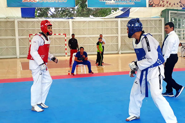 Jóvenes disputando una pelea en la disciplina de Taekwondo en los Juegos Intercolegiados. Foto Unimagdalena 