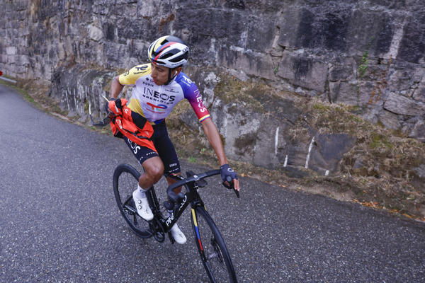 El ciclista colombiano Egan Bernal, del INEOS Grenadiers, durante la etapa 16 de la Vuelta Ciclista a España que se disputa este martes entre Poio y Mos-Castro de Herville (Pontevedra), de 167.9 km de recorrido. EFE/ Javier Lizón