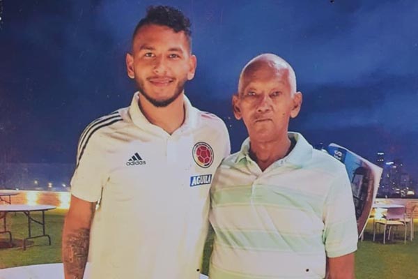 Luis Javier Suárez en compañía de su abuelo paterno, Víctor Suárez. Foto cortesía familia Suárez Lobato Luis Javier Suárez en compañía de su abuelo paterno, Víctor Suárez. Foto cortesía familia Suárez Lobato
