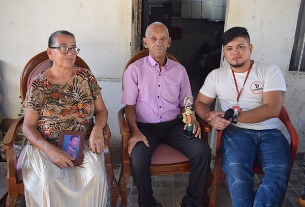 Víctor Suárez y Helena Lobato, abuelos paternos del delantero samario Luis Javier Suárez en charla con el periodista Andrés Espinosa de EL INFORMADOR. Foto derechos reservados EL INFORMADOR 