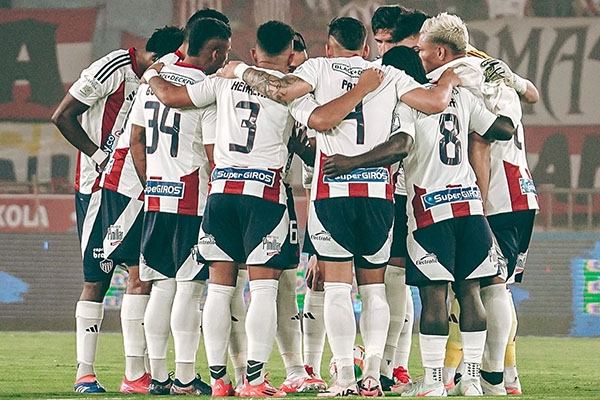Jugadores del equipo Junior de Barranquilla realizando una oración antes de empezar un partido. Foto tomada de Junior Club SA en Facebook 