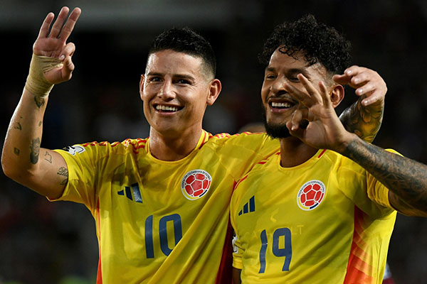 Luis Suárez, delantero samario de la selección Colombia, en compañía de James Rodríguez, volante ofensivo y capitán de la ‘tricolor’, celebrando el tercer gol del atacante en el anterior partido contra Venezuela. Foto Federación Colombiana de Fútbol  