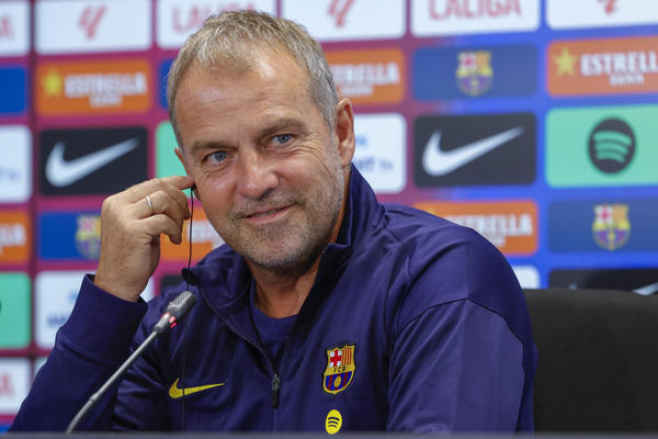 El técnico alemán del FC Barcelona, Hansi Flick, durante la rueda de prensa que ha ofrecido este sábado en la Ciutat Esportiva Joan Gamper. EFE/ Toni Albir