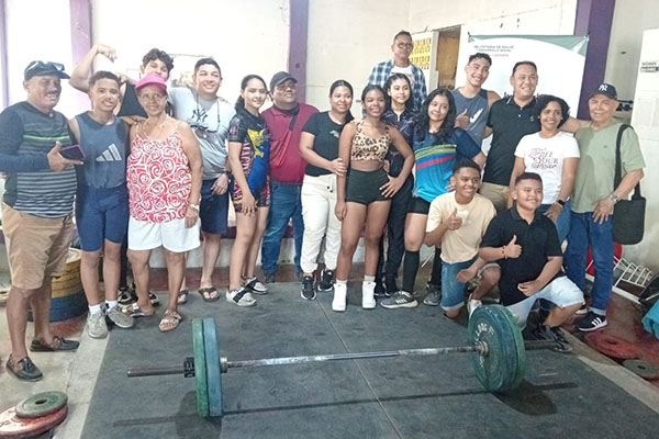 Jóvenes deportistas de Santa Marta y Ciénaga de la disciplina de levantamiento de pesas en el torneo chequeo realizado en el municipio magdalenense. Foto cortesía Escuela de Talentos Colombia