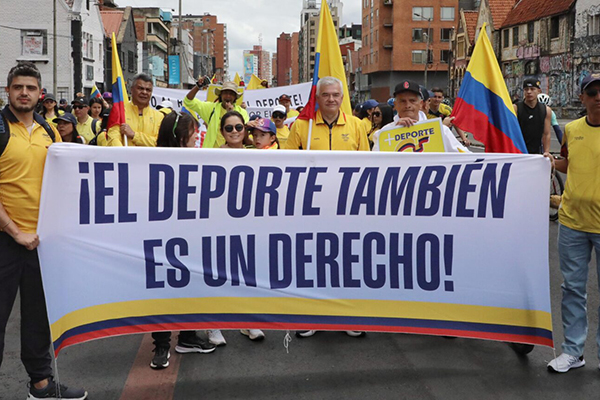 Miembros del sindicato del Ministerio del Deporte y deportistas colombianos, encabezando la manifestación en contra del recorte al presupuesto en Bogotá. Foto Comité Olímpico Colombiano 