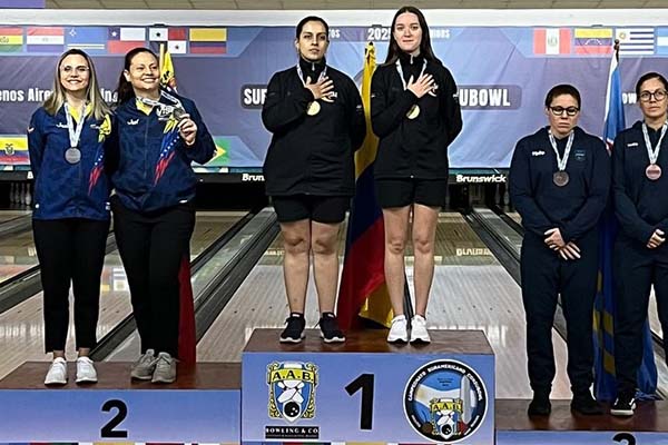 Juliana Franco y Sara Duque, deportistas colombianas de la disciplina de bowling, quienes lograron alzarse con la medalla de oro en el campeonato suramericano en Argentina. Foto Federación Colombiana de Bowling