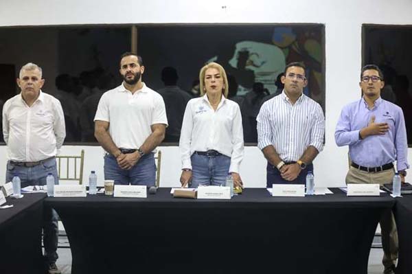 Patricia Duque Cruz, Ministra del Deporte, en compañía del gobernador de Córdoba, Erasmo Zuleta, y el alcalde de Montería, Hugo Kerguelén, en el segundo comité organizador de los Juegos Escolares Centroamericanos y del Caribe. Foto Comité Olímpico Colombiano