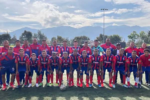 Selección Magdalena sub-23 en compañía de su cuerpo técnico, quienes se encuentran compitiendo en el Torneo Nacional Interligas. Foto tomada de Liga de fútbol del Magdalena en Facebook