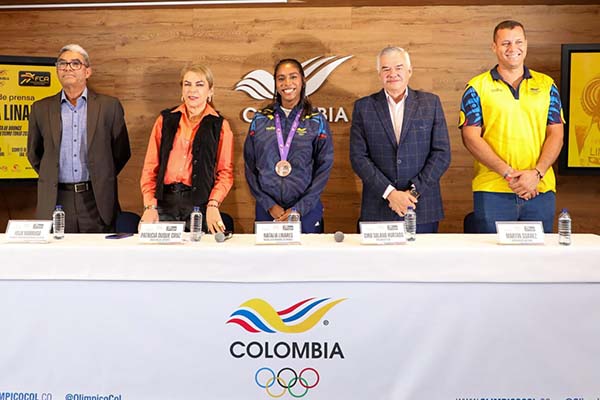 Ciro Solano Hurtado, Presidente del COC; la Ministra del Deporte, Patricia Duque Cruz; el presidente de la Federación Colombiana de Atletismo, Félix Enrique Marrugo Torres; la medallista de salto largo en Tokio 2025, Natalia Linares y su entrenador, Martín Suárez. Foto Comité Olímpico Colombiano