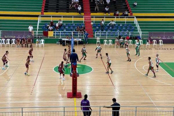 Deportistas comunales de diferentes sectores del país, disputando un encuentro de Voleibol en la modalidad piso. Foto Mindeporte