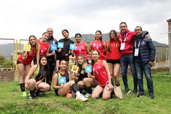 Jóvenes deportistas escolares que se beneficiaron con la jornada de formación brindada por la Organización Nacional Antidopaje de Colombia. Foto Mindeporte 