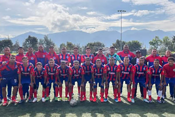 Selección Magdalena sub-23 en compañía de su cuerpo técnico, quienes se encuentran compitiendo en el Torneo Nacional Interligas. Foto tomada de Liga de fútbol del Magdalena en Facebook
