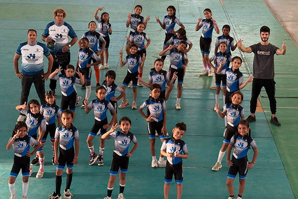 Niñas del semillero de patinaje de la Alcaldía distrital con sus entrenadores en la presentación de la nueva equipación. Foto Alcaldía Distrital 